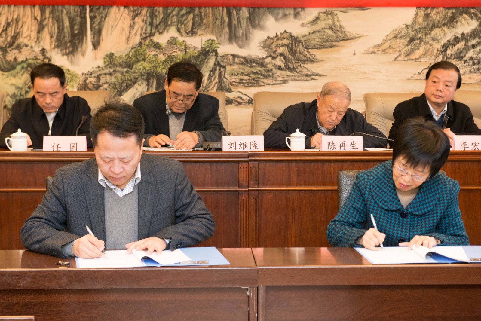 2陜西環(huán)保集團與省慈善協(xié)會簽訂項目捐贈協(xié)議。.jpg