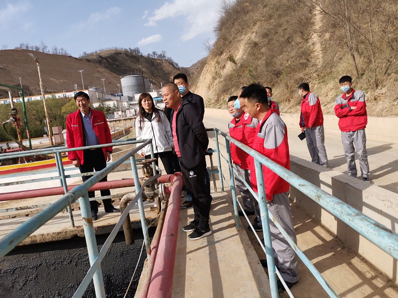 黃國(guó)全一行調(diào)研子長(zhǎng)市污油泥無(wú)害化處理廠_副本_副本.jpg