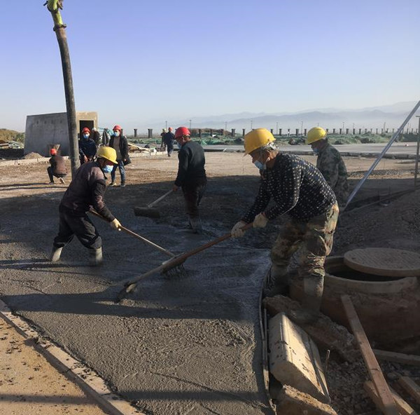 寶雞蟠龍新區(qū)污水處理廠項目施工人員對廠區(qū)道路面層進(jìn)行混凝土澆筑作業(yè)_副本.jpg