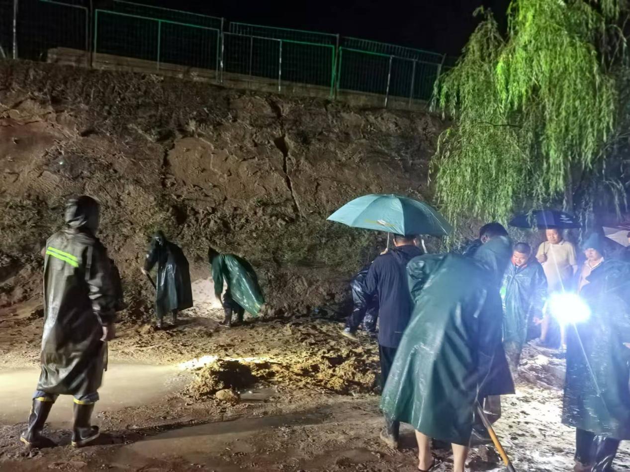 油氣工程公司王渠則站組織全員“戰(zhàn)暴雨、搶排險、保安全”.jpg