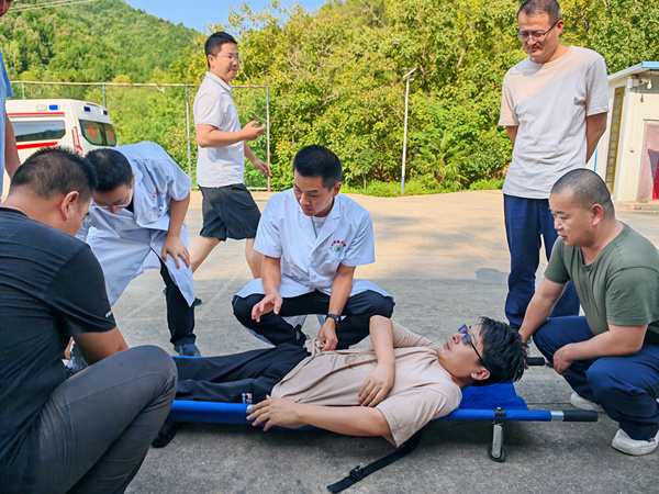 秦楓礦業(yè)公司工會(huì)邀請(qǐng)駐地衛(wèi)生院開(kāi)展急救技能培訓(xùn)4_副本.jpg