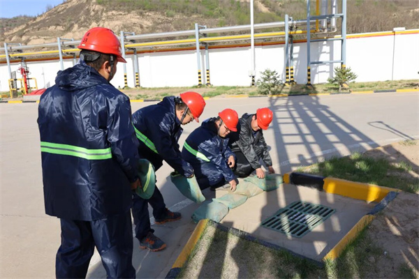 17678358744451324AY5.jpg 延安環(huán)保公司楊家園則運(yùn)營維修部全員行動(dòng),打響了防汛備汛攻堅(jiān)戰(zhàn).jpg